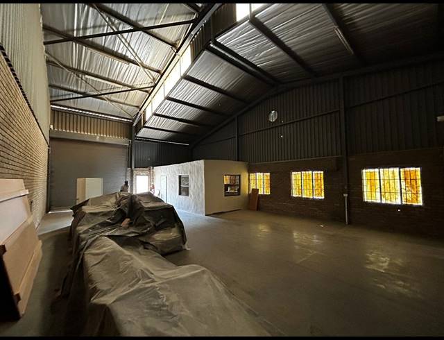 165M² WAREHOUSE TO LET IN LOMBARDY WEST